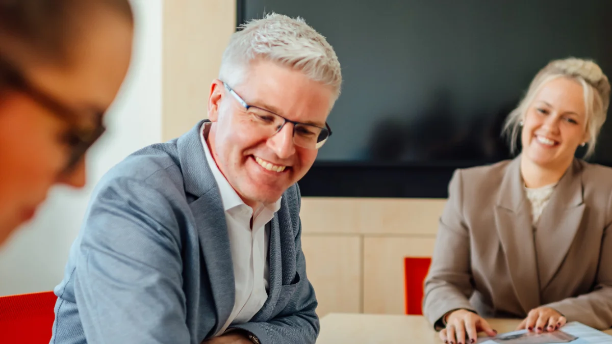 Mehrere Personen arbeiten in einem Seminarraum mit Unterlagen. Das Bild steht für Qualifizierung und Weiterbildung beim GVWE.
